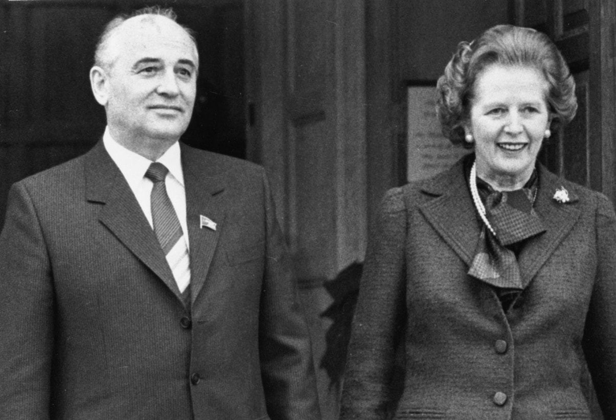  Mikhail Gorbatchov, membro do Politburo sovi&eacute;tico posa com a primeira-ministra brit&acirc;nica Margaret Thatcher no Checkers durante sua visita ao Reino Unido em dezembro de 1984 | Reuters 