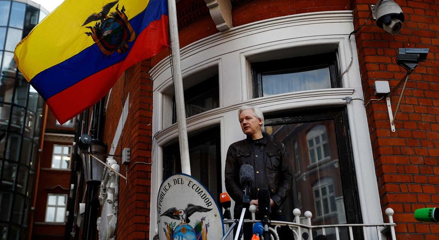Julian Assange em conferência de imprensa na varanda da embaixada do Equador em maio de 2017
