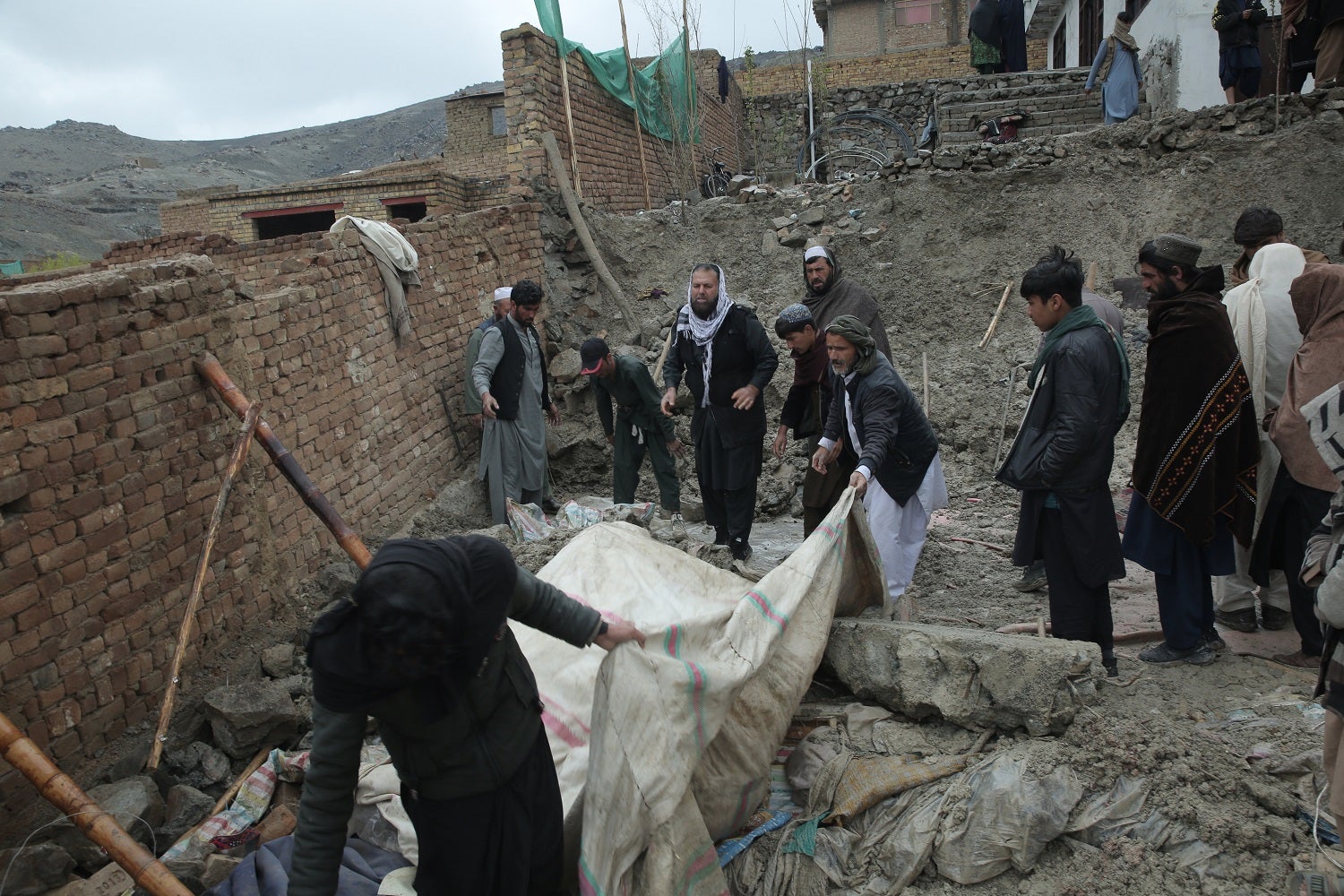 Quase 100 mortos e milhares de deslocados numa semana de desastres naturais no Afeganistão