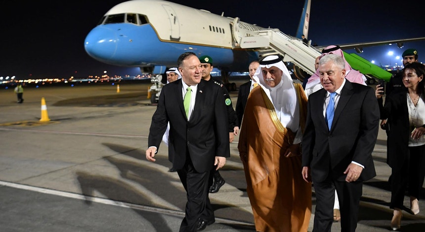 Mike Pompeo à chegada ao Aeroporto Internacional King Abdulaziz em Jidá, na Arábia Saudita
