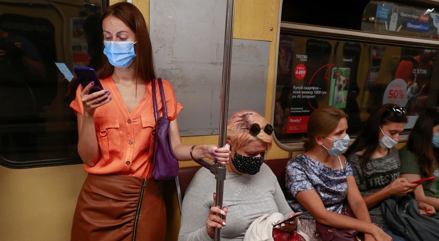 O metro em Kiev, na Ucrânia, país cujo sistema de saúde está à beira do colapso com o recrudescimento de infeções pelo novo coronavírus
