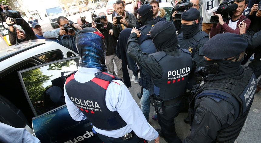 Imagem de arquivo mostra operação de contraterrorismo concretizada em abril deste ano em Barcelona; foram então detidos oito suspeitos
