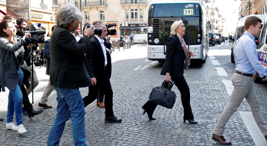 Às primeiras horas desta segunda-feira, o primeiro dia de campanha para a segunda volta, Marine Le Pen reagia às declarações de François Fillon e Benoît Hamon

