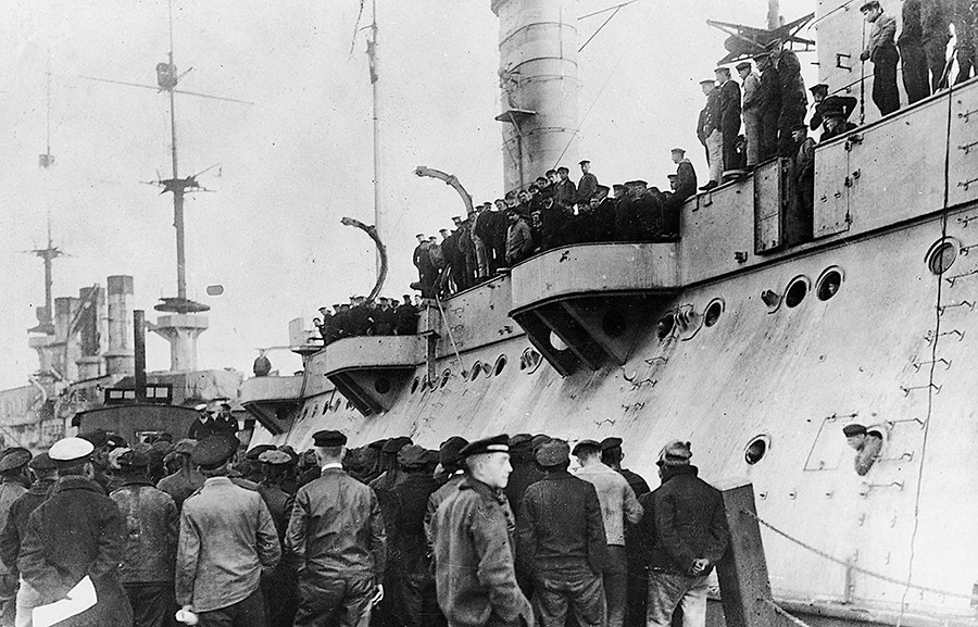  Marinheiros amotinados no porto de Wilhelmshaven, em fins de Outubro de 1918. 