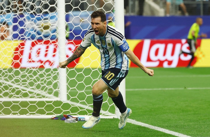 Imagem de Messi bisa para a história