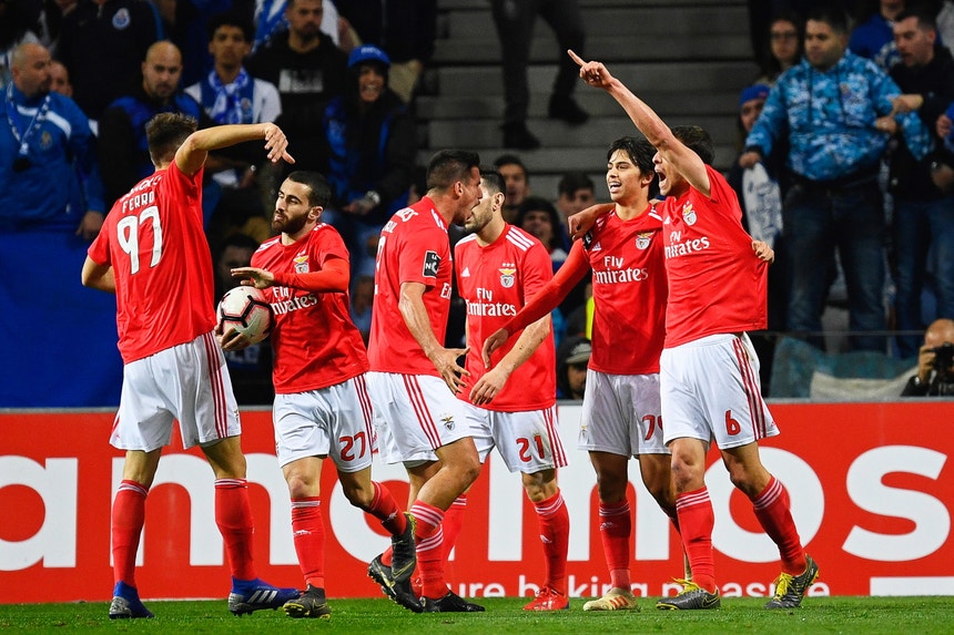 Os futebolistas do Benfica festejaram a vitória no Porto e agora sabem que a responsabilidade vai aumentar a cada fim de semana que passa
