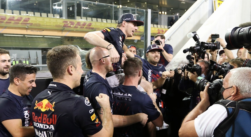 Max Verstappen festeja o título debaixo de protestos dos adversários diretos

