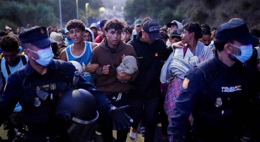 Mais de 5.300 migrantes que entraram em Ceuta regressaram a Marrocos num mês
