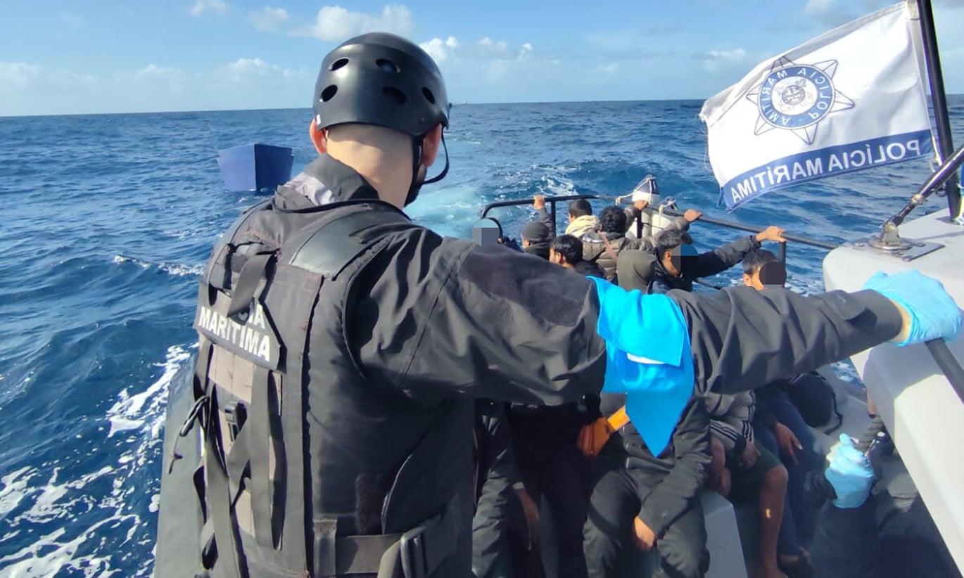 Polícia Marítima intercetou embarcação com 59 imigrantes a sul da ilha de Creta