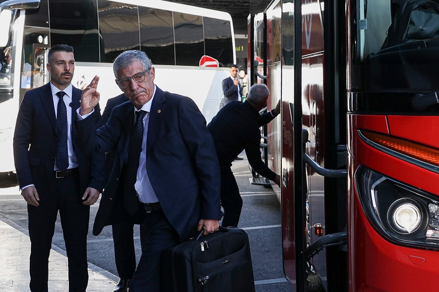 A seleção liderada por Fernando Santos partiu a caminho do Catar
