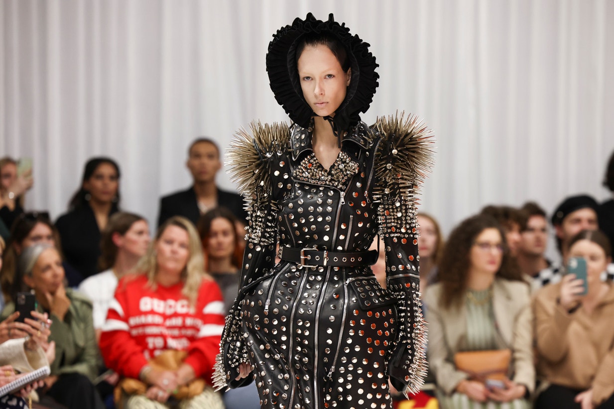  Cria&ccedil;&atilde;o de Richard Quinn | Henry Nicholls - Reuters 