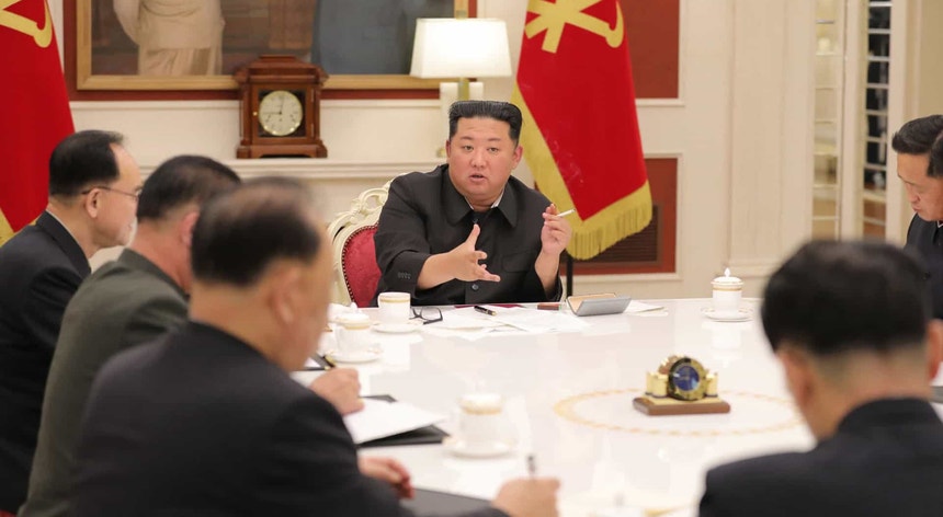 Durante três dias Kim Jong-un avaliou com as chefias militares o poder bélico da Coreia do Norte
