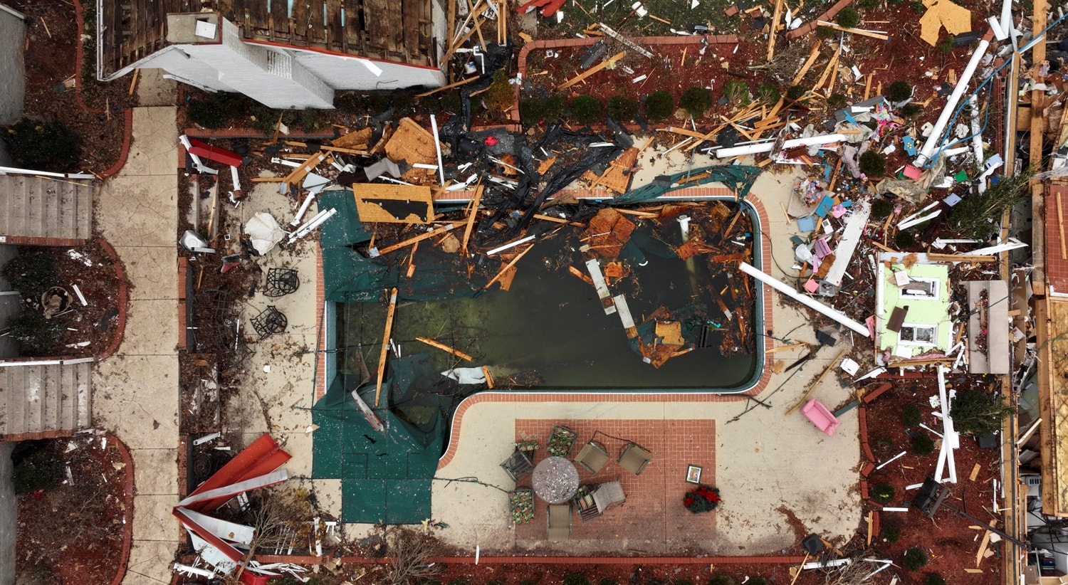  Destru&iacute;&ccedil;&atilde;o ap&oacute;s um tornado atingir Clarksville, Tennessee, EUA, 10 de dezembro | Kevin Wurm - Reuters 