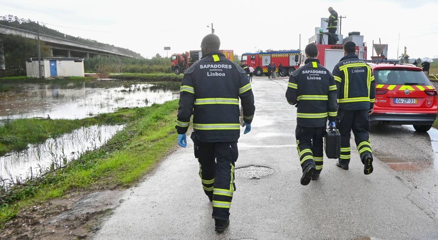 Imagem de Bombeiros sapadores de Lisboa em greve contra condições de trabalho