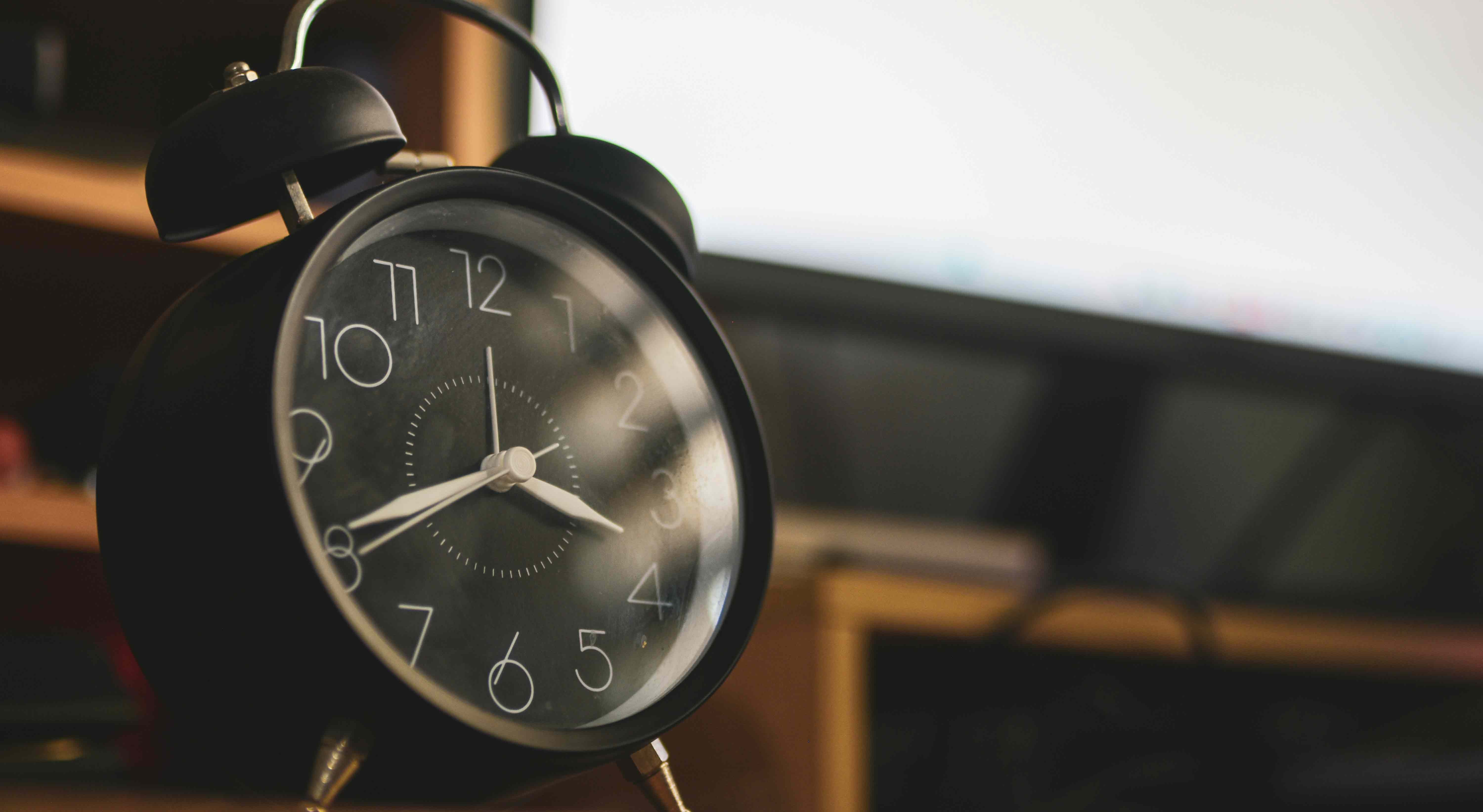 Relógios adiantam uma hora na próxima madrugada