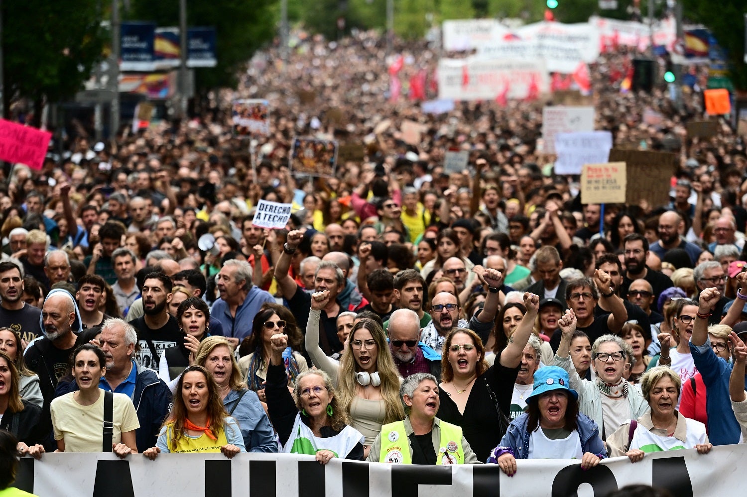 Milhares de pessoas manifestam-se em Espanha pela habitação