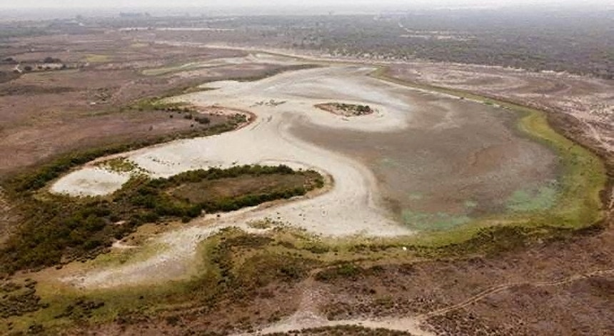 Vista aérea mostra a lagoa de Santa Olalla, a maior lagoa permanente nas zonas húmidas de Doñana, completamente seca, a 9 de agosto de 2023. 
