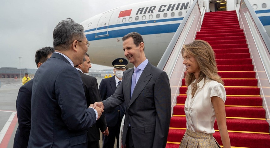O presidente da Síria, Bashar al-Assad, e sua esposa Asma são recebidos à chegada ao aeroporto de Hangzhou, China.
