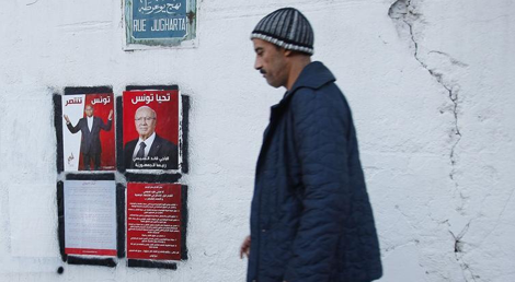 Cartazes de campanha presidencial numa rua de Tunis (Foto: Reuters)