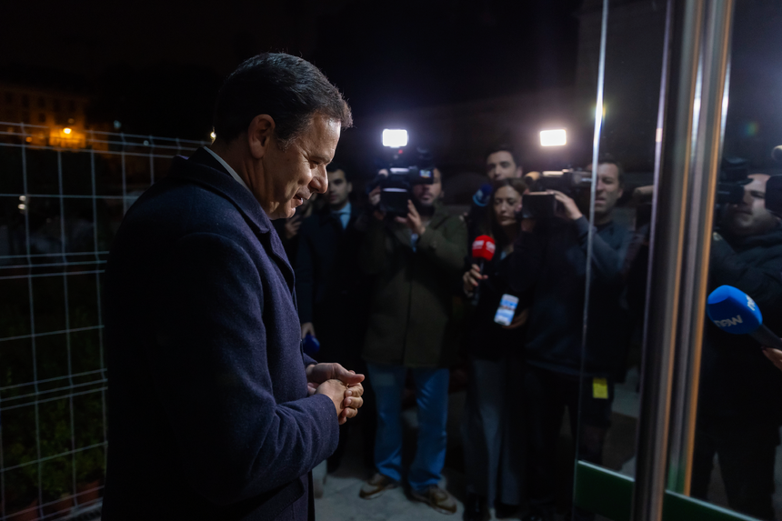 Imagem relacionada com a notícia: O líder do PSD à chegada ao jantar de Natal do grupo parlamentar do partido, na Assembleia da República. 
