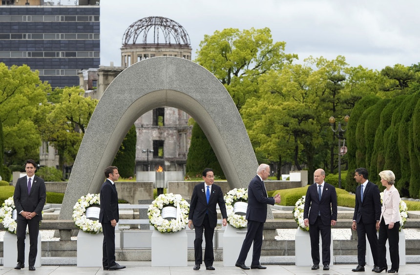 Os líderes do G7 foram recebidos, um a um, no Parque Memorial da Paz, pelo primeiro-ministro japonês Fumio Kishida para prestar homenagem às vítimas de Hiroshima
