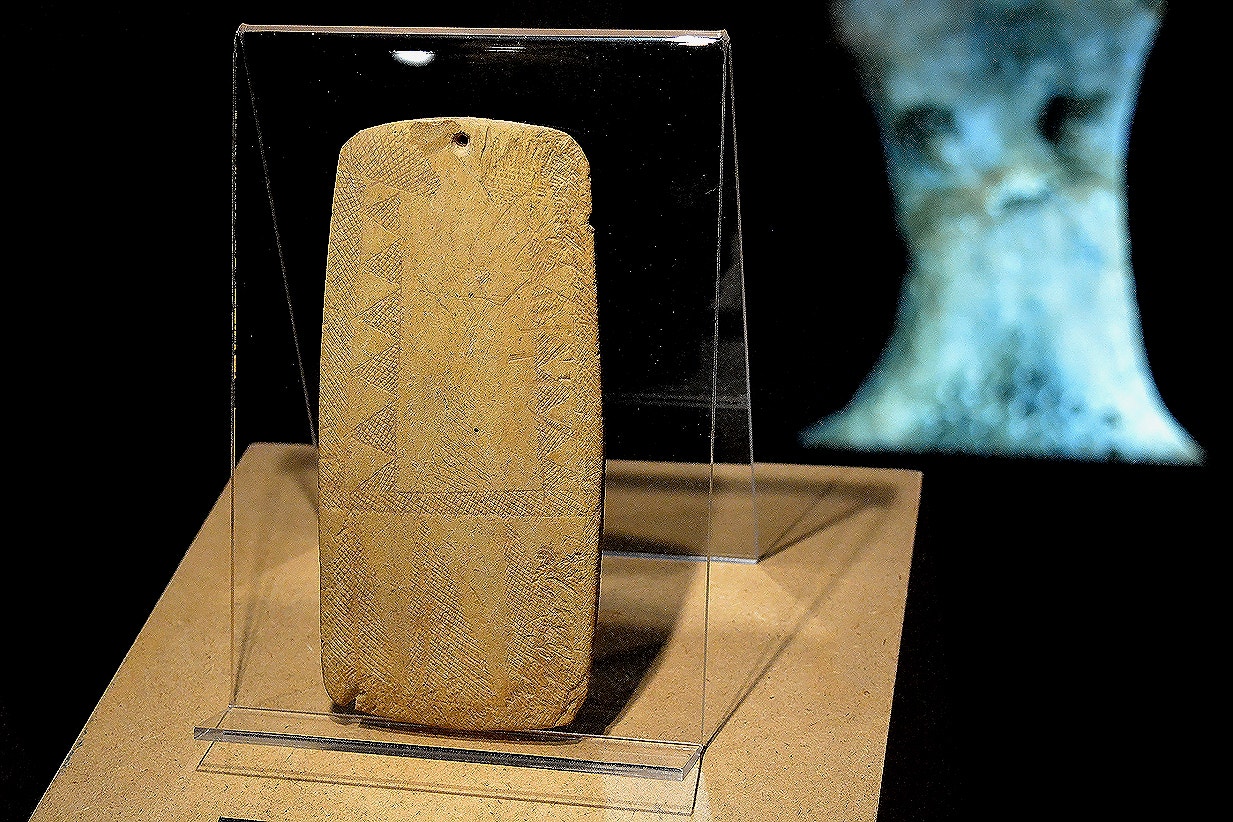  Placa com representa&ccedil;&atilde;o de &iacute;dolo &quot;almariense&quot;, xisto, 3000-2500a.C., Necr&oacute;pole da Lapa do Bugio, Sesimbra | Carla Quirino - RTP  