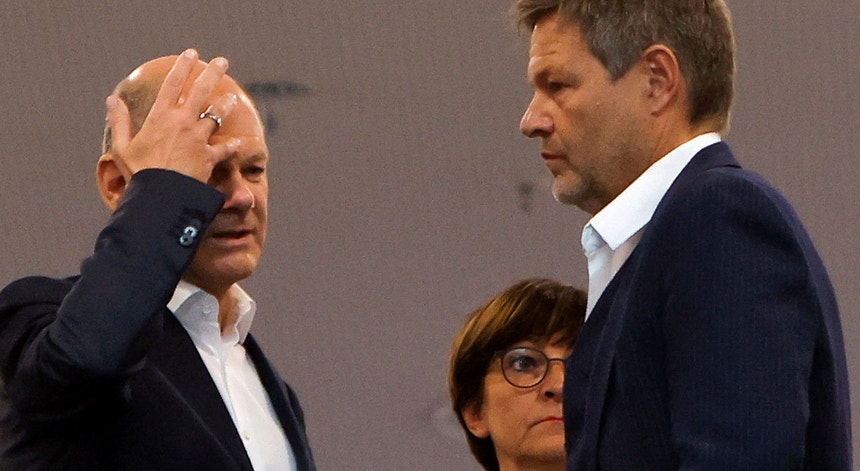 Olaf Scholz, líder dos social-democratas e vencedor das eleições de setembro na Alemanha, conversa com Robert Habeck, co-líder dos Verdes e candidato a ministro das Finanças,a 21 de outubro de 2021
