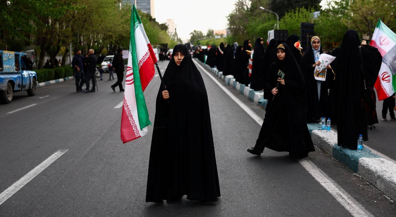 Iranianos formam cadeias humanas junto a centrais energéticas e pontes