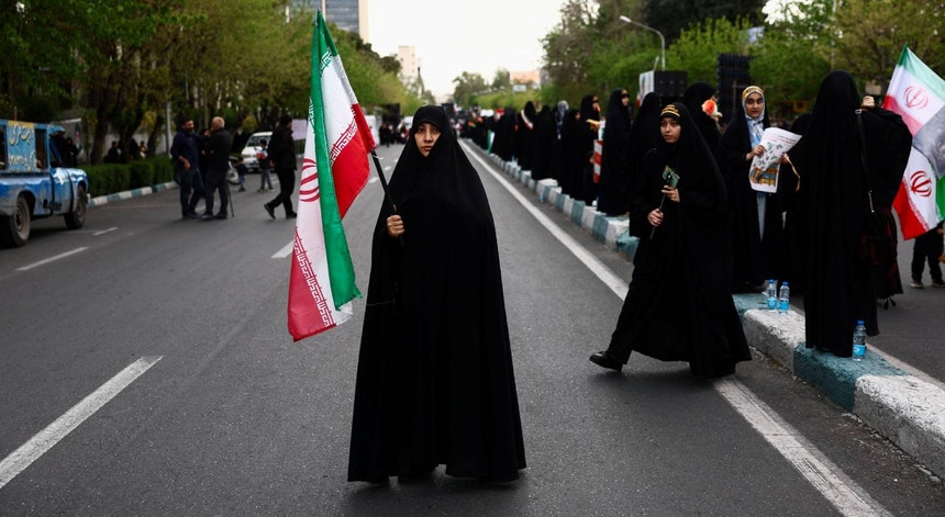 Imagem de Iranianos formam cadeias humanas junto a centrais energéticas e pontes