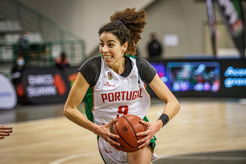 Laura Ferreira corre decidida para o cesto
