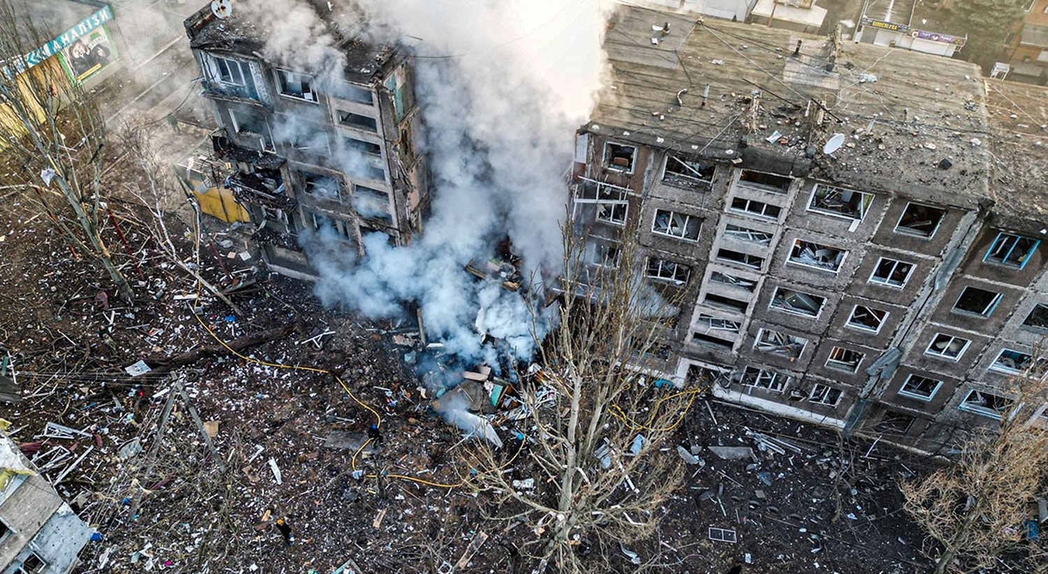  Pr&eacute;dio residencial destru&iacute;do por um m&iacute;ssil russo em Selydove, na regi&atilde;o de Donetsk | Pol&iacute;cia da Ucr&acirc;nia via Reuters 
