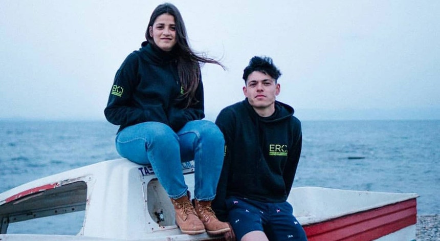 Sarah Mardini e Seán Binder são acusados pela Grécia de vários crimes após terem auxiliado migrantes a alcançar a costa de Lesbos
