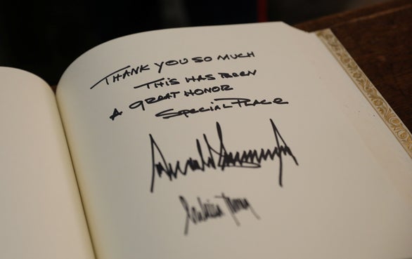 A mensagem e assinaturas do casal Trump deixadas no livro de honra da Abadia de Westminster Foto: Reuters