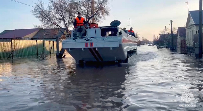 Equipas de resgate procuram moradores numa área residencial inundada na cidade de Orsk
