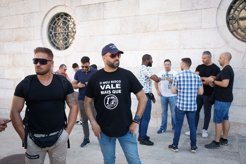 Dezenas de agentes de segurança estiveram esta quinta-feira junto à Assembleia da República, dia em que os deputados votaram as propostas de vários partidos sobre a atribuição do subsídio de missão. 
