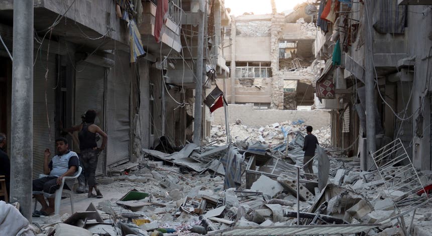 As ruas de Alepo estão reduzidas a destroços. Foto: Abdalrhman Ismail - Reuters