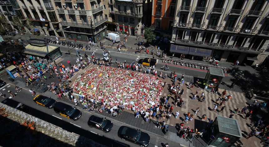 O memorial improvisado nas Ramblas, em Barcelona
