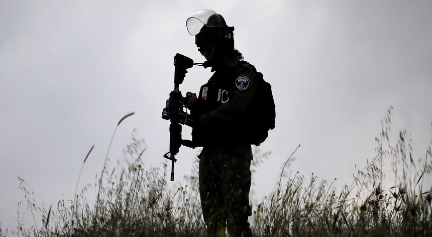 O adolescente foi acusado de atirar pedras contra militares israelitas
