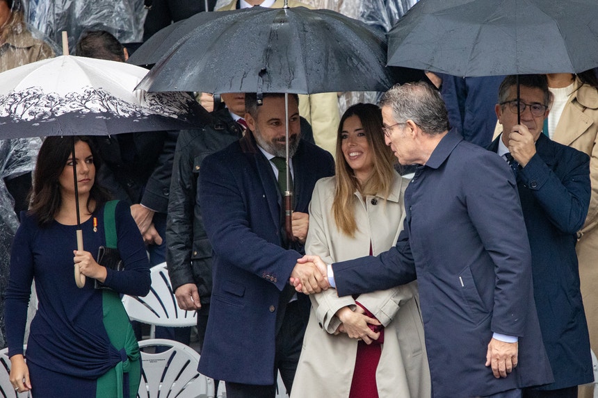 Imagem de Feijóo abre a porta ao Vox. Líder do PP espanhol admite governo com extrema-direita