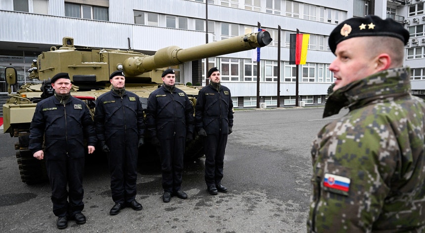 Os países que têm já na sua posse tanques de fabrico alemão estão a aguardar pela permissão de Berlim para poderem enviá-los à Ucrânia.
