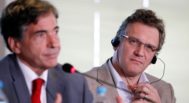 Luis Fernandes (E) e Jerome Valcke, secretário-geral da FIFA, durante uma conferência em janeiro de 2014

