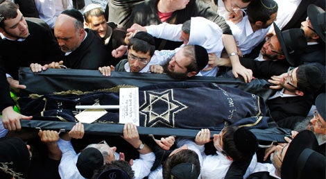 Tr&ecirc;s crian&ccedil;as e um rabi mortos num ataque em Toulouse em 2012 foram enterrados em Israel, provando os la&ccedil;os fortes que unem as comunidades judaicas (Reuters)