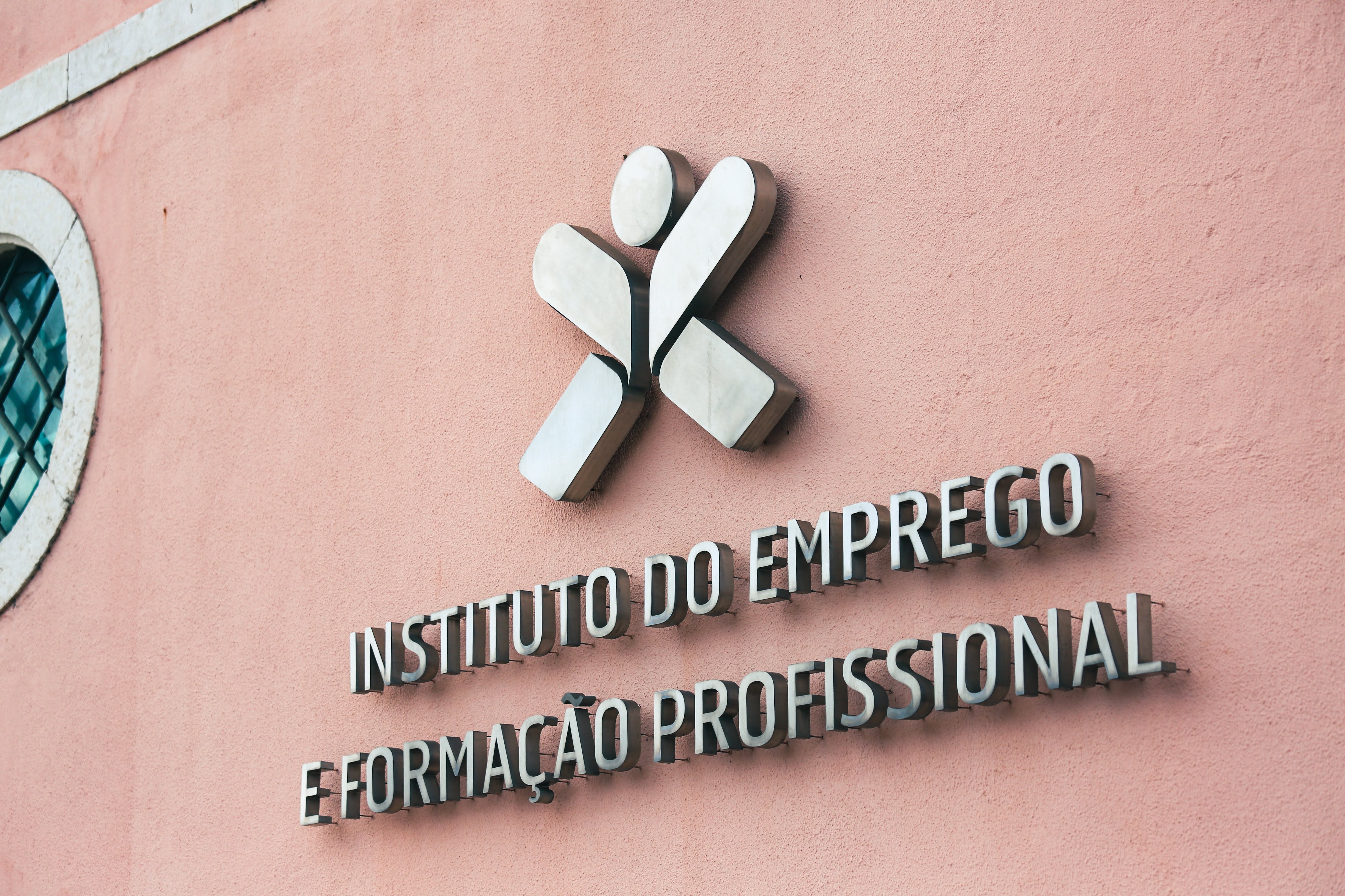 Taxa de desemprego desce para 6,1% no 1.º trimestre