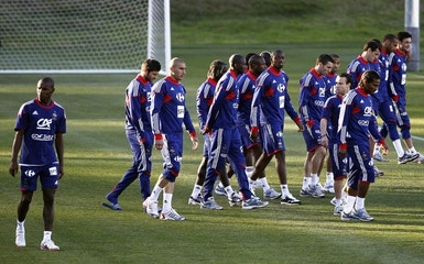 Foto Um grupo de pessoas jogando futebol – Imagem de Mannschaft grátis no  Unsplash