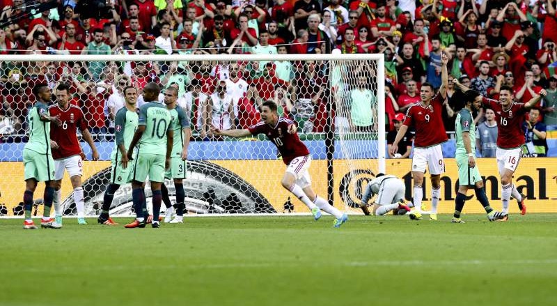 O golo de Zoltán Gera que passou por debaixo das pernas de Ricardo Carvalho deliciou os internautas 
