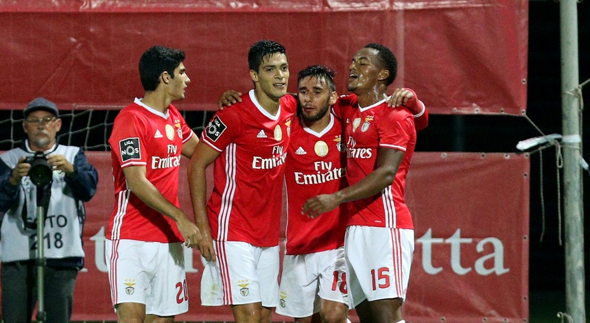 A equipa do Benfica venceu na Madeira e assiste com expetativa ao clássico entre "leões" e "dragões"

