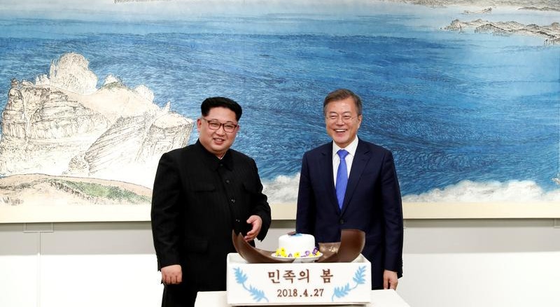 Kim Jong-un, líder da Coreia do Norte, e Moon Jae-in, presidente da Coreia do Sul, durante a cimeira de abril em Panmunjom. 
