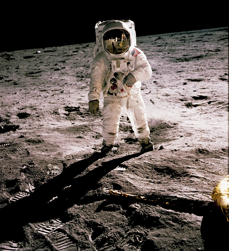  Edwin Aldrin foi fotografado por Neil Asmstrong, que se v&ecirc; refletido no capacete de Aldrin. Armstrong foi o primeiro homem a pisar a Lua. /Cr&eacute;dito: NASA 