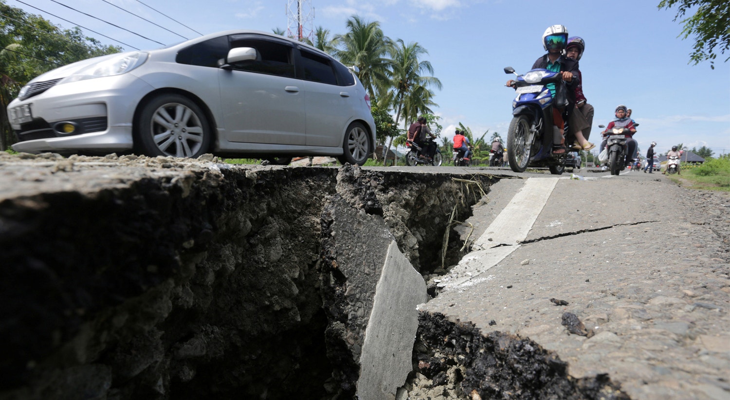  Mais uma v&iacute;tima retirada dos escombros de um edif&iacute;cio em Lueng Putu, Pidie Jaya 