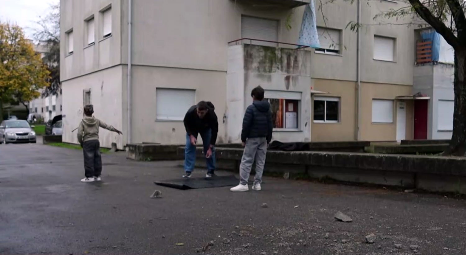 The children who take to the streets to dance in Contumil